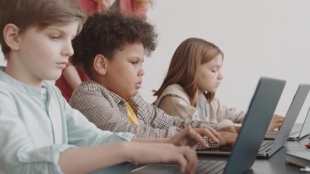 Opsluiting Van Drie Verschillende Basisscholieren Aan Tafel Klas Met Draagbare — Stockvideo