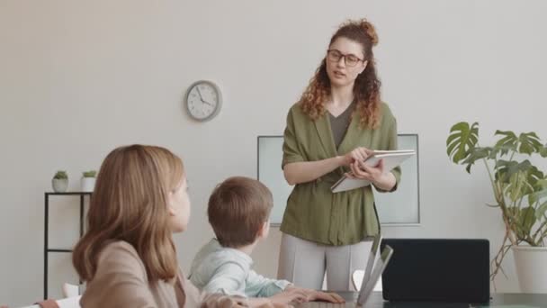 Seguimiento Izquierda Medio Largo Joven Mujer Caucásica Con Gafas Enseñanza — Vídeos de Stock