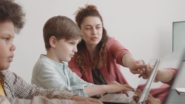 Mittlere Nahaufnahme Einer Jungen Lockigen Lehrerin Die Einem Jungen Grundschulalter — Stockvideo