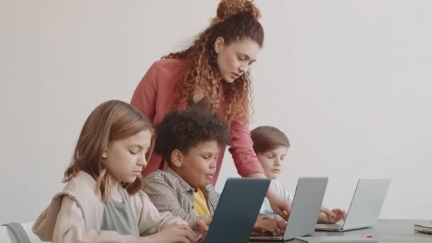 Mittlere Nahaufnahme Einer Jungen Lockigen Lehrerin Die Multiethnischen Jungen Und — Stockvideo