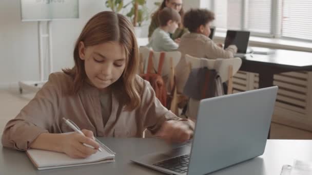 Borst Van Schattig Blank Meisje Zitten Aan Het Bureau Typen — Stockvideo