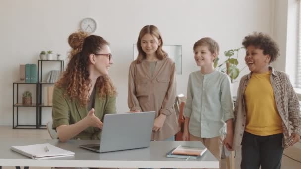 Medio Lungo Tre Adorabili Bambini Multietnici Che Stanno Alla Scrivania — Video Stock