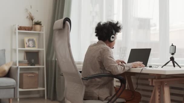 Orta Uzun Kenarlı Kulaklık Takan Odasında Masasında Oturan Taşınabilir Bilgisayarda — Stok video