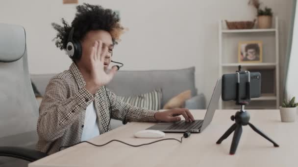 Mikrofonlu Kulaklık Takan Afrikalı Genç Oyuncunun Yan Görüntüsü Odasında Masasında — Stok video