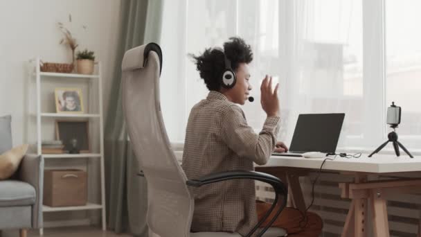 Orta Boy Kulaklık Takan Odasında Oturan Taşınabilir Bilgisayarda Video Oyunu — Stok video