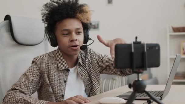 Bröst Upp Tonåring Afrikansk Pojke Bär Headset Med Mikrofon Sitter — Stockvideo