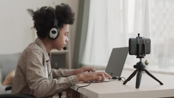 Steadicam Smartfona Statywie Filmowanie Rozmyty Nastolatek Nosi Słuchawki Siedzi Biurkiem — Wideo stockowe