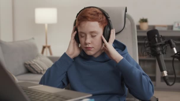 Średnie Zbliżenie Białego Chłopca Wieku Szkolnym Noszącego Słuchawki Uszach Cieszącego — Wideo stockowe