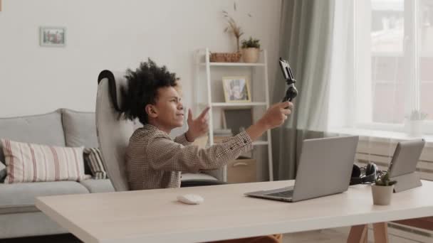 Brustbild Eines Energiegeladenen Afroamerikanischen Teenagers Der Hause Schreibtisch Sitzt Smartphone — Stockvideo