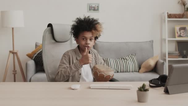 Cintura Pov Menino Adolescente Afro Americano Sentado Mesa Casa Falando — Vídeo de Stock