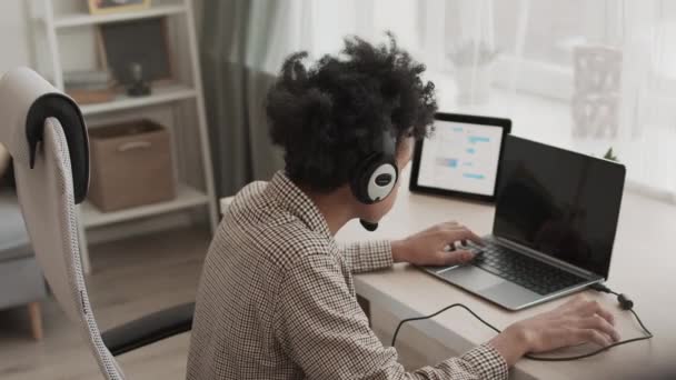 Sidovy Hög Vinkel Tonåring Afrikansk Pojke Sitter Stol Spela Datorn — Stockvideo