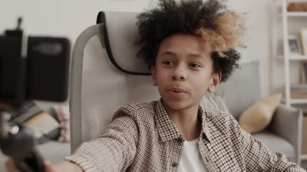 Hrudník Veselého Afrického Dospívajícího Chlapce Sedícího Doma Stolem Držícího Smartphone — Stock video
