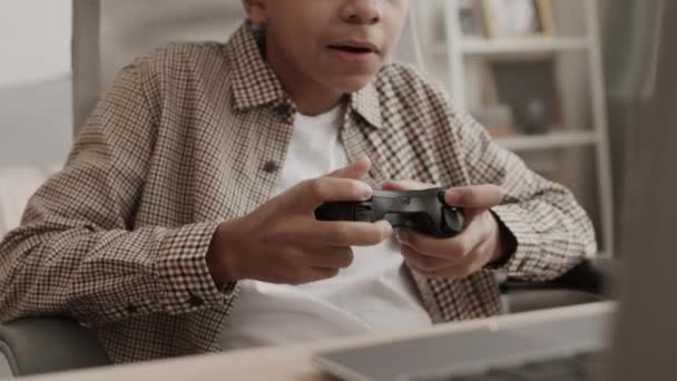 Bezárkózott Tinédzser Fiú Asztalnál Szobában Számítógépes Játékot Játszik Konzol Vezérlő — Stock videók