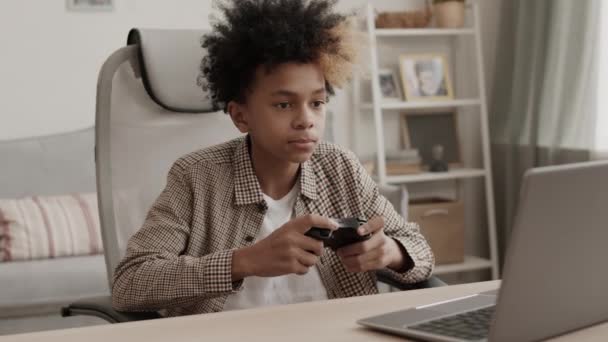 Medium Close Menino Treze Anos Sentado Mesa Quarto Jogando Jogo — Vídeo de Stock