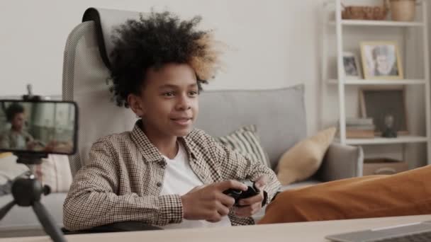 Közepes Hosszú Vidám Éves Fiú Asztalnál Szobában Videojátékot Játszik Konzolvezérlő — Stock videók