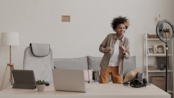 Média Longa Adolescente Menino Africano Dançando Seu Quarto Filmando Câmera — Vídeo de Stock