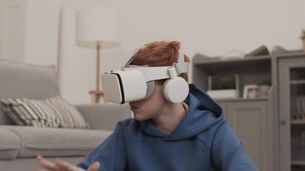 Hrudník Zrzavého Bělocha Sedícího Svém Pokoji Používajícího Virtuální Realitu Pohybující — Stock video