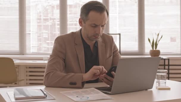 Arc Shot Middle Aged Caucasian Man Sitting Desk Office Using — 图库视频影像