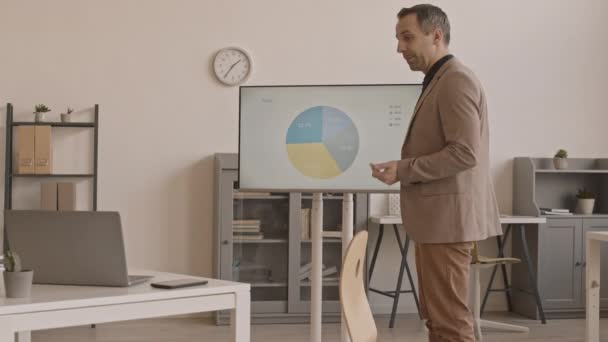 Mittellanger Kaukasischer Manager Anzug Büro Stehend Online Videokonferenz Auf Laptop — Stockvideo