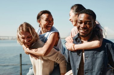 Yazın Neşeli Çiftler