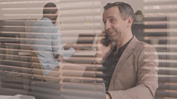 Orta Ölçekte Başarılı Bir Kafkas Yöneticisi Ofisinde Oturuyor Cep Telefonuyla — Stok video