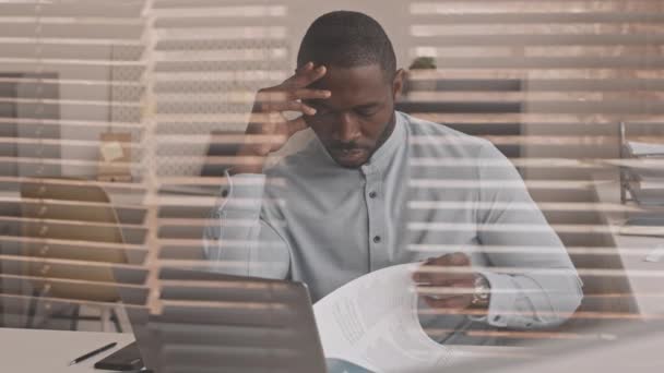 Medium Close Jovem Gerente Africano Pensativo Sentado Mesa Escritório Olhando — Vídeo de Stock