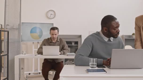 Derecho Seguimiento Del Hombre Mediana Edad Que Trabaja Computadora Colegas — Vídeo de stock