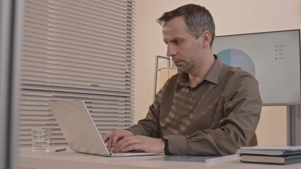 Chest Bělocha Oficiální Košili Sedí Stolem Kanceláři Psaní Notebooku Prohlížení — Stock video