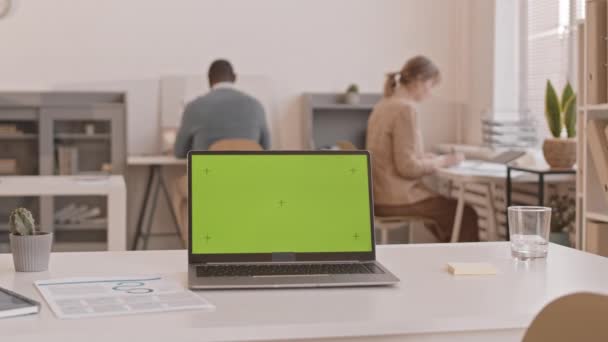 Tracking Right Portable Computer Chroma Key Screen Desk Foreground Blurred — 图库视频影像