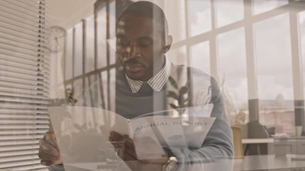 Waist Glass View Young African Man Sitting Desk Office Reading — 图库视频影像