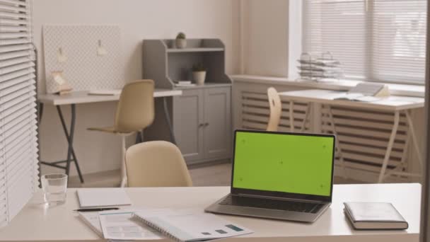 Hochwinkel Des Laptops Mit Chroma Taste Auf Dem Bildschirm Schreibtisch — Stockvideo