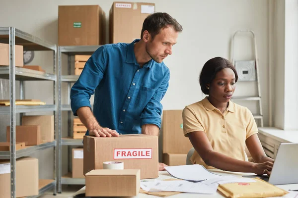 Personnes travaillant dans le service d'expédition — Photo