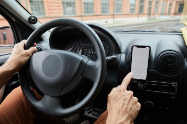 Arabadaki Akıllı Telefon Uygulamasını kullanan Sürücü