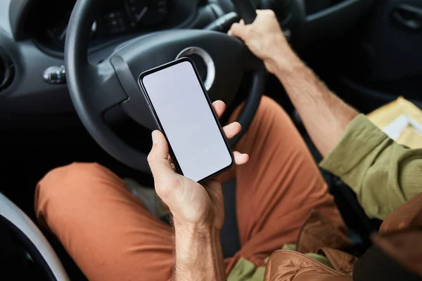 Driver usando Smartphone Close Up — Fotografia de Stock