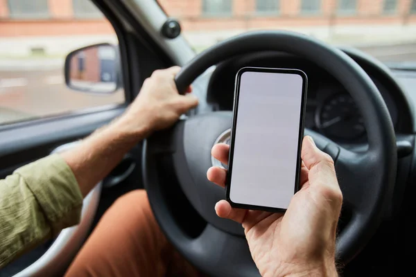 Motorista usando Smartphone no carro — Fotografia de Stock