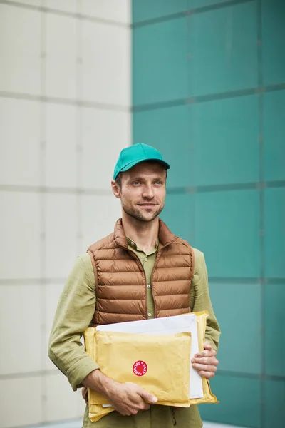 Portrait of Delivery Man Outdoors — Stock Photo, Image