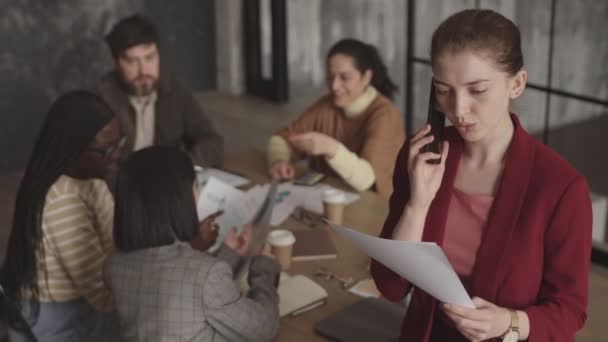 Cintura Alto Ángulo Joven Mujer Negocios Caucásica Con Traje Rojo — Vídeo de stock