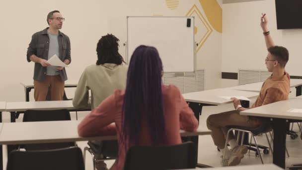 Ampla Foto Professor Universitário Caucasiano Meia Idade Segurando Papéis Sala — Vídeo de Stock