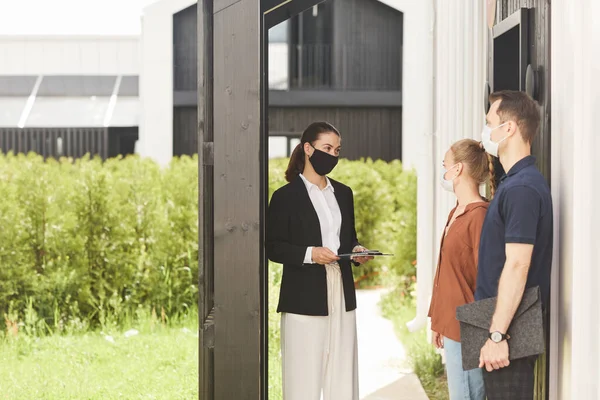 Makelaar draagt masker bij House Tour — Stockfoto