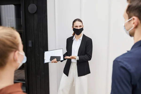 Makelaar draagt masker tijdens House Tour — Stockfoto