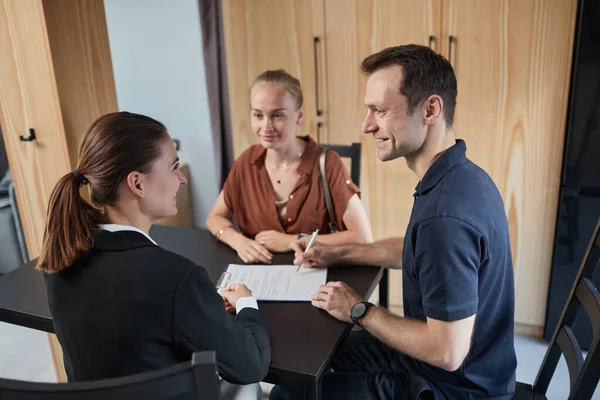 Signature d'un contrat familial pour une nouvelle maison — Photo