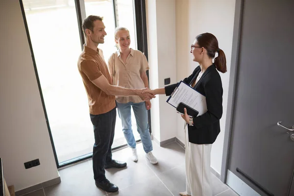 Par hälsning Fastighetsmäklare — Stockfoto