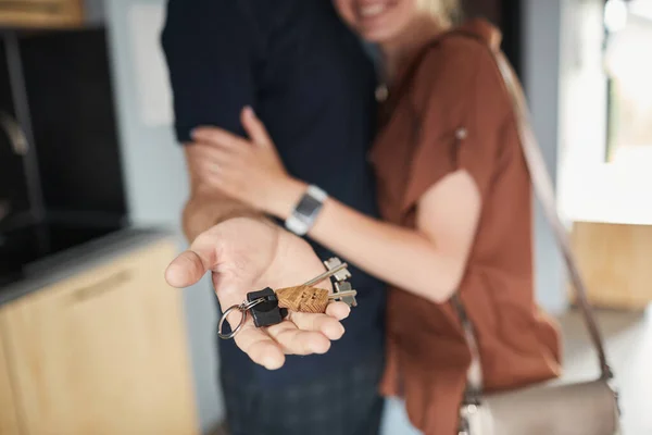 Mão segurando chaves para a nova casa — Fotografia de Stock