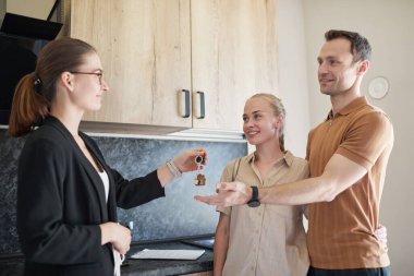 Emlakçı Anahtarları Veriyor