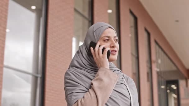 Arco Medio Close Giovane Donna Araba Hijab Fare Telefonate All — Video Stock