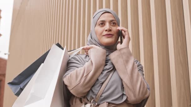 Alacsony Látószögű Közepes Közelkép Lassú Boldog Fiatal Gyönyörű Arab Hidzsábbal — Stock videók
