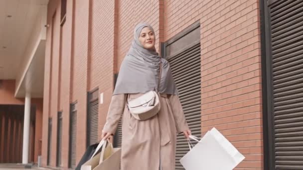 Suivre Low Angle Slow Plan Joyeuse Jeune Femme Arabe Avec — Video