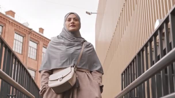 Seguimiento Toma Lenta Ángulo Bajo Joven Mujer Árabe Confiada Que — Vídeos de Stock