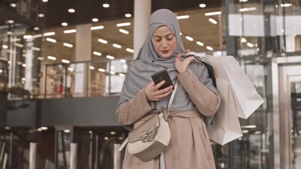 Arc Medium Slowmo Aufnahme Einer Modernen Jungen Arabischen Frau Mit — Stockvideo