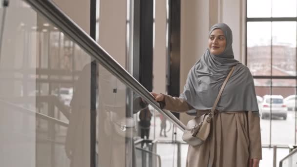Medium Slow Shot Donna Araba Sorridente Hijab Che Guarda Intorno — Video Stock